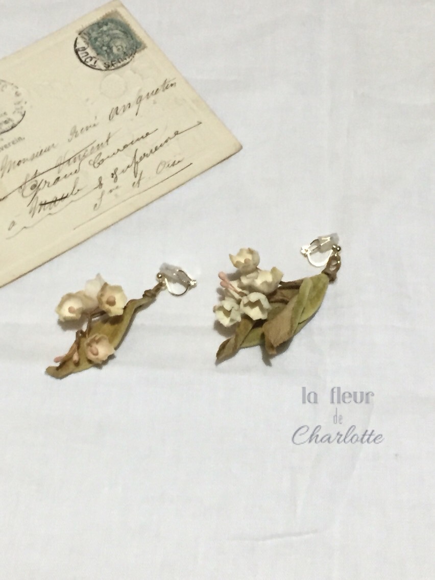染花✳︎アシンメトリーなすずらんのイヤリング【ドライフラワー】（ピアスに変更可）