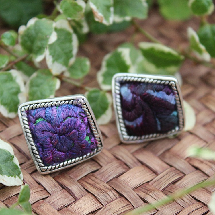 ピアス 苗族 ミャオシルバー 刺繍古布 月型 【メール便送料無料