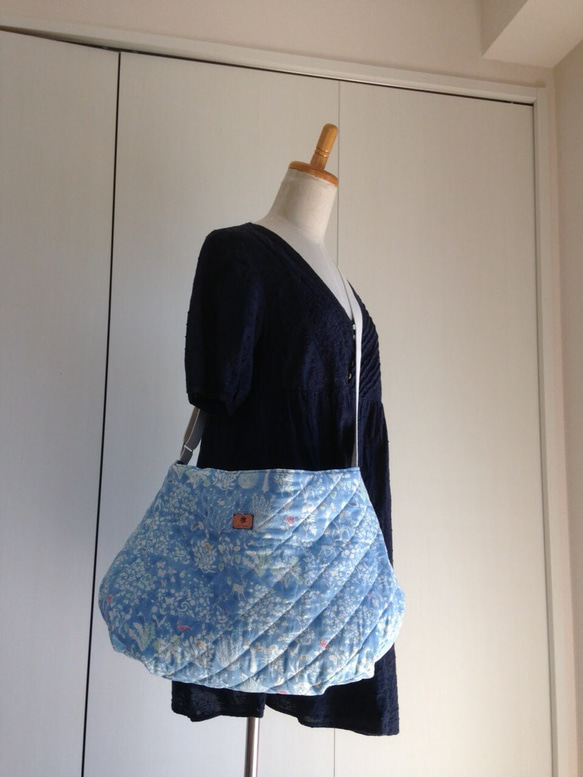 リバティキルト「yoshie」ライトブルー タックショルダーバッグ  