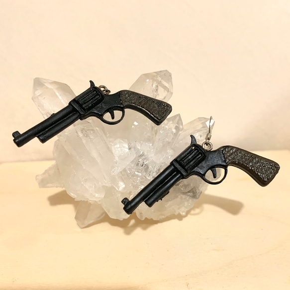 古いおもちゃの銃のイヤリング 1枚目の画像
