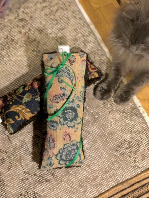【SALE】‼️ゴブラン織のキッカー　ペットのインテリア　猫のおもちゃ　ケリケリ　蹴りぐるみ 1枚目の画像