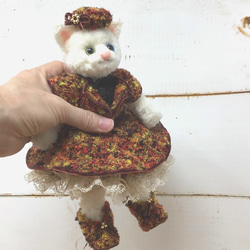 【毛糸の猫】ネコの女の子（赤系コートドレス） 4枚目の画像