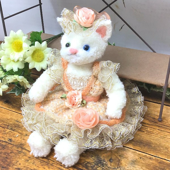 【毛糸の猫】ネコの女の子（春色ドレス・ミニバラ付き） 2枚目の画像