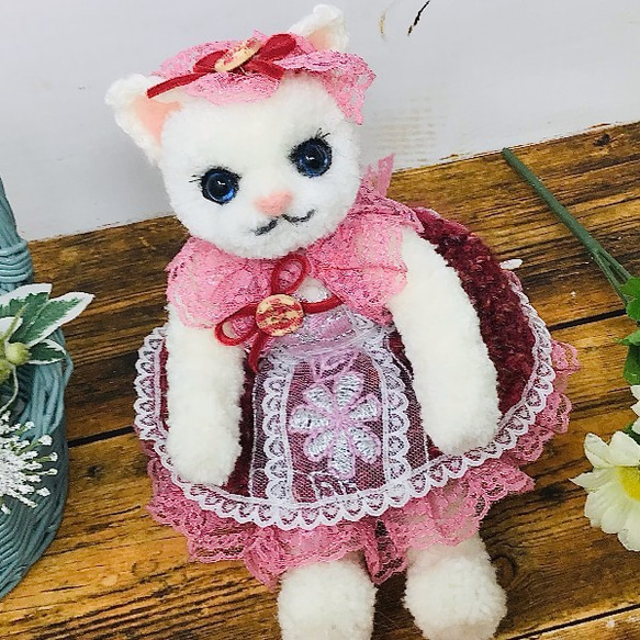毛糸の猫】ネコの女の子（ボルドーミックスドレス） その他人形