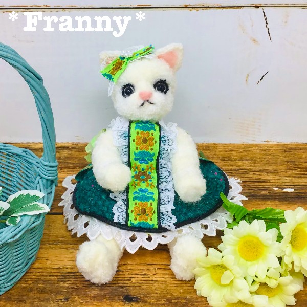 【毛糸の猫】ネコの女の子（グリーンドレス）