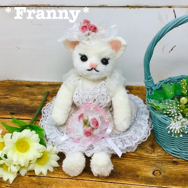 【毛糸の猫】ネコの女の子（バラのブーケ付きドレス）