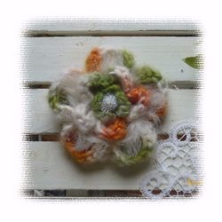 イタリア糸とファーのあったか手編みコサージュ（オレンジ&グリーン） 1枚目の画像