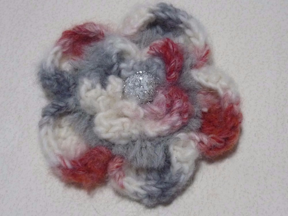 イタリア糸とファーのあったか手編みコサージュ（レッド&グレー） 2枚目の画像