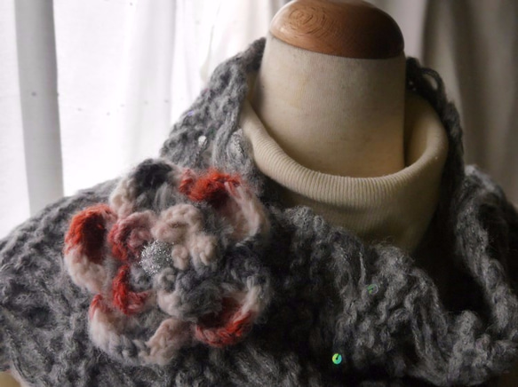 イタリア糸とファーのあったか手編みコサージュ（レッド&グレー） 3枚目の画像