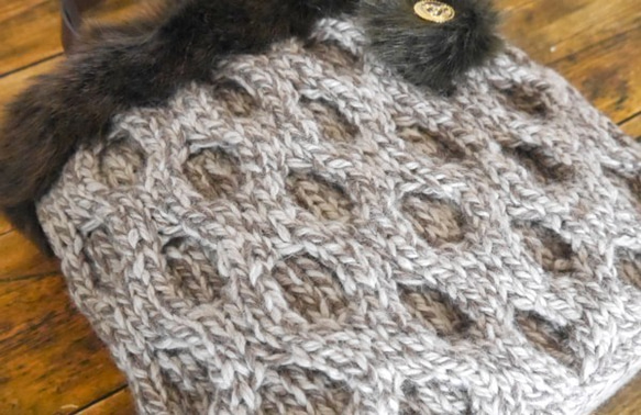 国産毛糸とファーのあったかニットバッグ（ブラウンミックス） 2枚目の画像