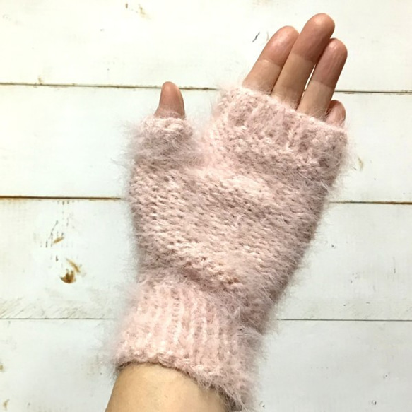 ラビットファー風手ざわりの、あったか手編み手袋（ペールピンク） 3枚目の画像