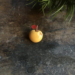 かじったリンゴ　陶器ブローチ　マスタード（磁器） 3枚目の画像