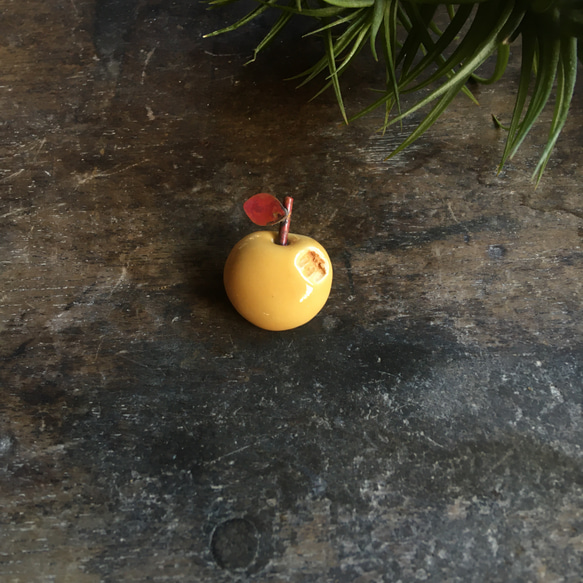 かじったリンゴ　陶器ブローチ　マスタード（磁器） 3枚目の画像
