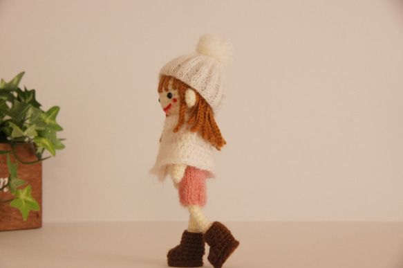 あみぐるみの女の子＊ほっこり毛糸のお人形さん＊真っ白ニット帽とピンクのワンピース着用＊ロングヘアー 4枚目の画像