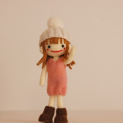 あみぐるみの女の子＊ほっこり毛糸のお人形さん＊真っ白ニット帽とピンクのワンピース着用＊ロングヘアー 7枚目の画像