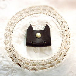 本革の猫型イヤホンコードホルダー（ブラック） 1枚目の画像