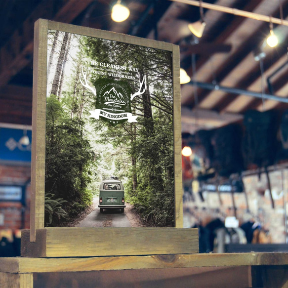 森を走るVWバスのアウトドア ロゴ入り 4枚目の画像