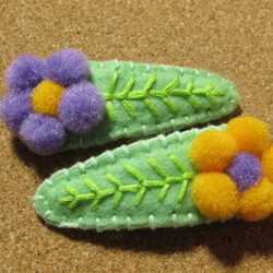 お花と刺繍のパッチンピン❀２本セット❀紫×黄色 2枚目の画像