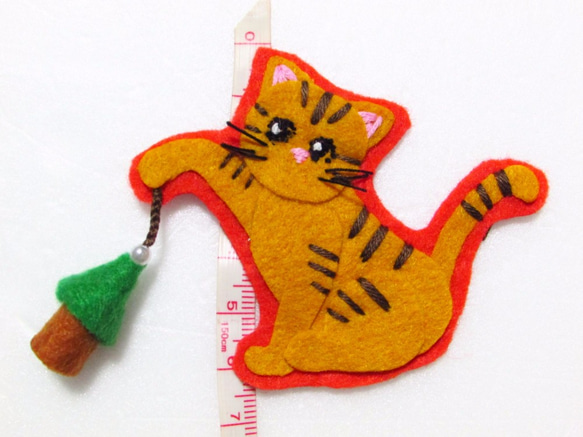 フェルトと刺繍のパッチンピン(orブローチorマグネット)　ツリーと猫 2枚目の画像