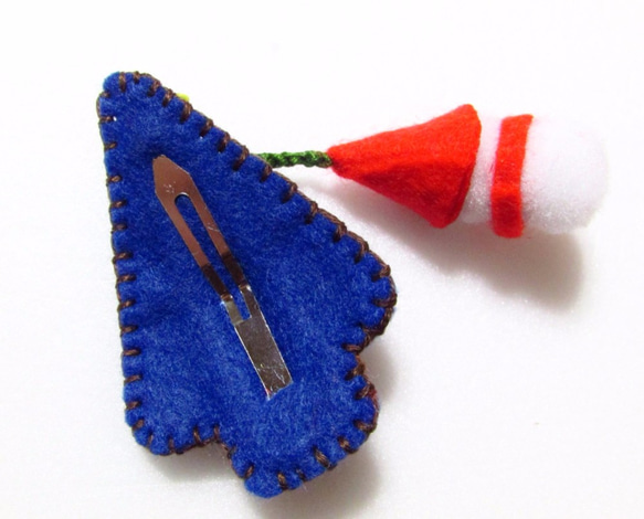 フェルトと刺繍のパッチンピン　ぶらぶら雪だるまのツリー(青) 3枚目の画像
