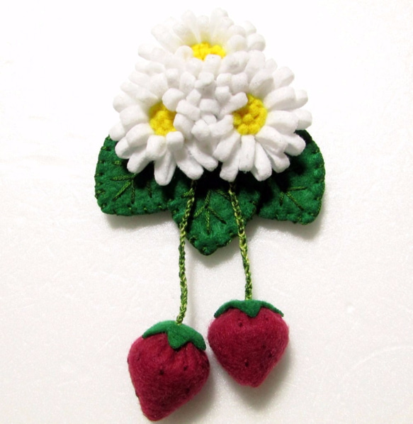 フェルトのブローチ　揺れる２粒苺と花 2枚目の画像