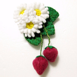 フェルトのブローチ　揺れる２粒苺と花 3枚目の画像