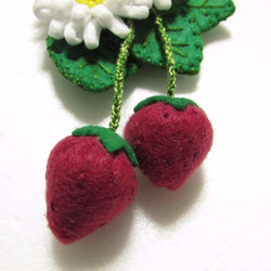 フェルトのブローチ　揺れる２粒苺と花 6枚目の画像