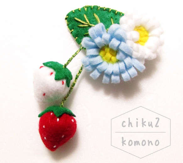 フェルトと刺繍のパッチンピン　紅白の苺と花(水色ｘ白) 1枚目の画像