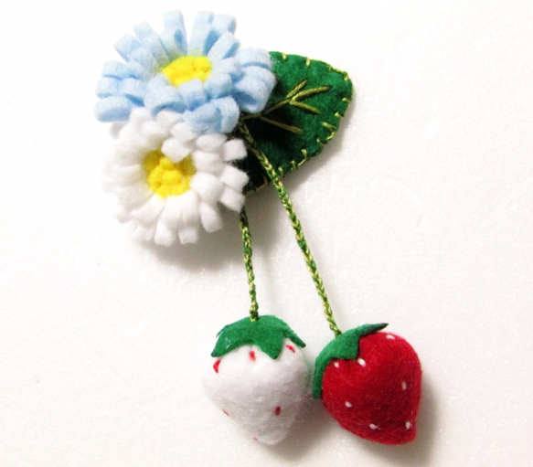 フェルトと刺繍のパッチンピン　紅白の苺と花(水色ｘ白) 2枚目の画像