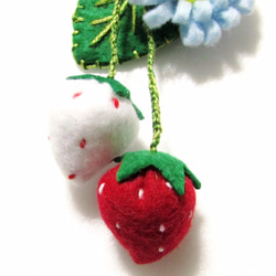 フェルトと刺繍のパッチンピン　紅白の苺と花(水色ｘ白) 3枚目の画像