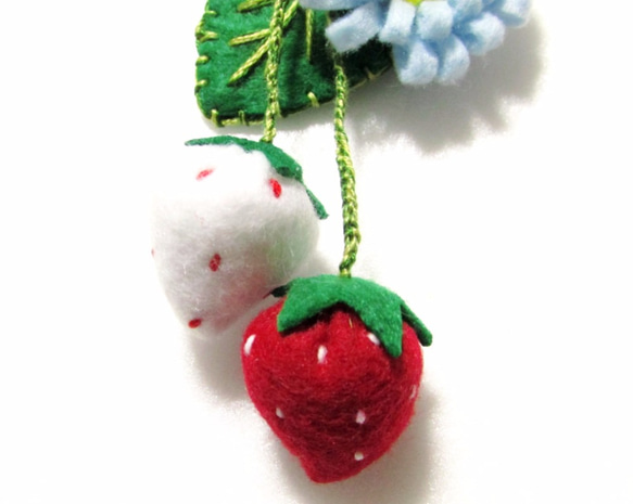 フェルトと刺繍のパッチンピン　紅白の苺と花(水色ｘ白) 3枚目の画像