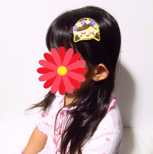 フェルトと刺繍のパッチンピン　お花畑の女の子(ピンク) 4枚目の画像