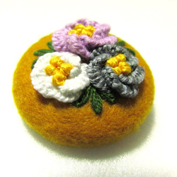 お花の刺繍ブローチ　フェルトｘくるみボタン　(マスタード) 2枚目の画像