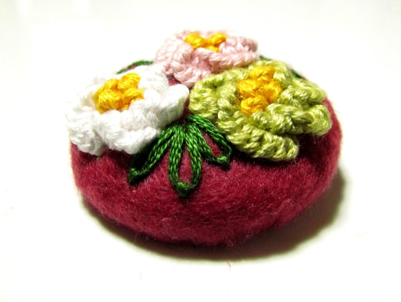 お花の刺繍ブローチ　フェルトｘくるみボタン　(ボルドー) 3枚目の画像