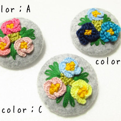 お花の刺繍ブローチ　フェルトｘくるみボタン　(ピンク) 2枚目の画像