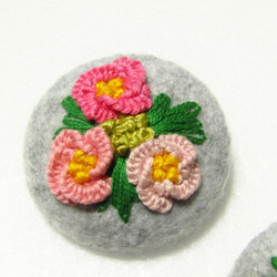 お花の刺繍ブローチ　フェルトｘくるみボタン　(ピンク) 3枚目の画像