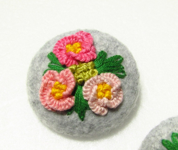 お花の刺繍ブローチ　フェルトｘくるみボタン　(ピンク) 3枚目の画像