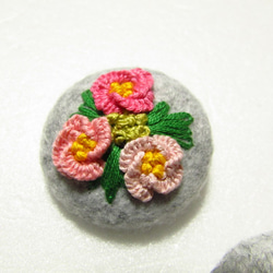 お花の刺繍ブローチ　フェルトｘくるみボタン　(ピンク) 4枚目の画像