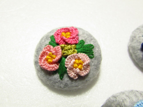 お花の刺繍ブローチ　フェルトｘくるみボタン　(ピンク) 4枚目の画像