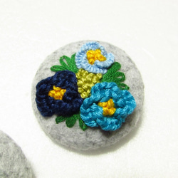 お花の刺繍ブローチ　フェルトｘくるみボタン　(ブルー) 1枚目の画像