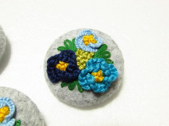 お花の刺繍ブローチ　フェルトｘくるみボタン　(ブルー) 1枚目の画像