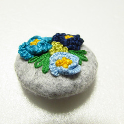 お花の刺繍ブローチ　フェルトｘくるみボタン　(ブルー) 2枚目の画像