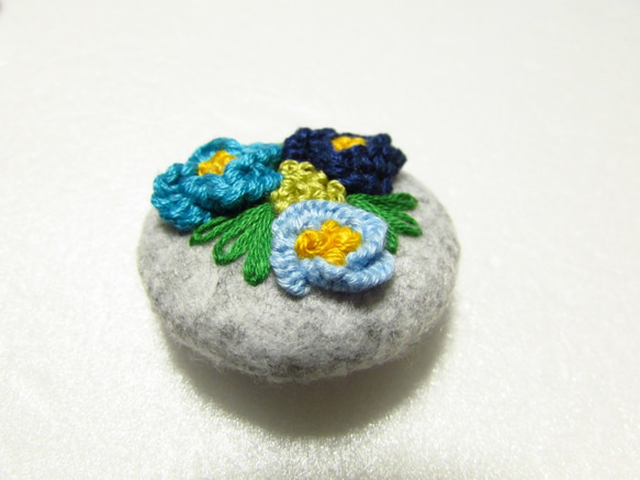 お花の刺繍ブローチ　フェルトｘくるみボタン　(ブルー) 2枚目の画像
