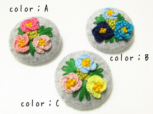 お花の刺繍ブローチ　フェルトｘくるみボタン　(ブルー) 4枚目の画像