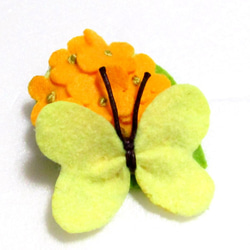 フェルトと刺繍のブローチ　菜の花と蝶 1枚目の画像