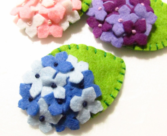 フェルトと刺繍のパッチンピン　紫陽花　(青) 1枚目の画像