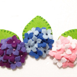 フェルトと刺繍のパッチンピン　紫陽花　(青) 2枚目の画像