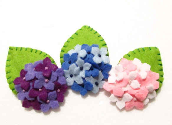 フェルトと刺繍のパッチンピン　紫陽花　(青) 2枚目の画像