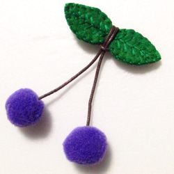 フェルトと刺繍のヘアピン　ポンポンさくらんぼ　紫　(ブローチ変更可) 1枚目の画像