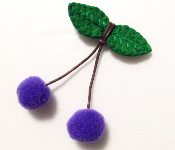 フェルトと刺繍のヘアピン　ポンポンさくらんぼ　紫　(ブローチ変更可) 1枚目の画像